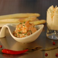 Recette  : Tartare de saumon fumé au citron vert, espuma aux asperges d’Alsace.