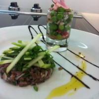 Recette de saison : Tartare de magret de canard fumé, salade de petits pois et radis d’ALSACE