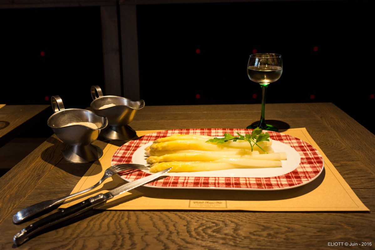 Manger des asperges à Colmar, au