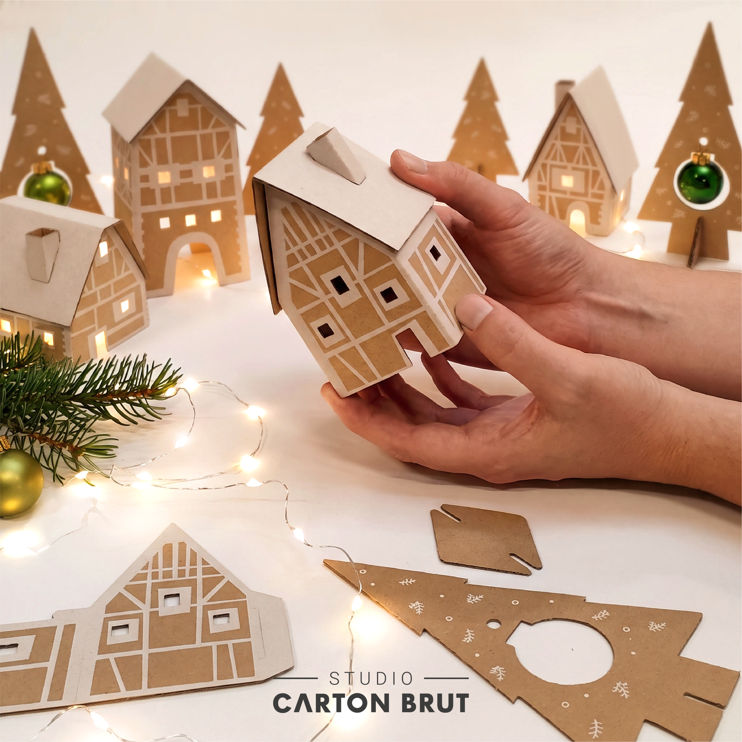 village de noel en main + texte Village de Noël en carton – Image 4